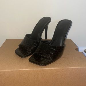 SIZE US 6 F21 MULE HEELS NEVER WORN